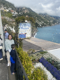 Miaomiao and Max next to the roof of the Il Capitano restaurant at the Viale Pasitea street, with a view on the town center, the Positano Spiaggia beach and the Tyrrhenian Sea