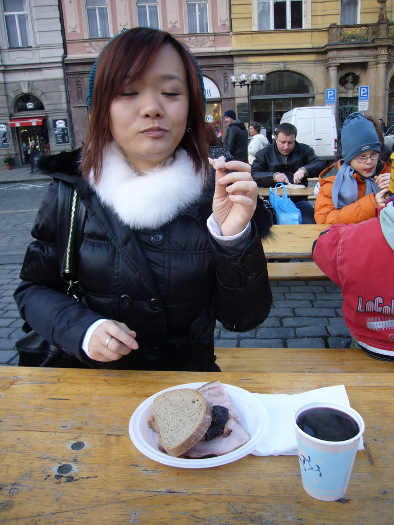 Miaomiao eating meat and drinking glühwein at Old Town Square