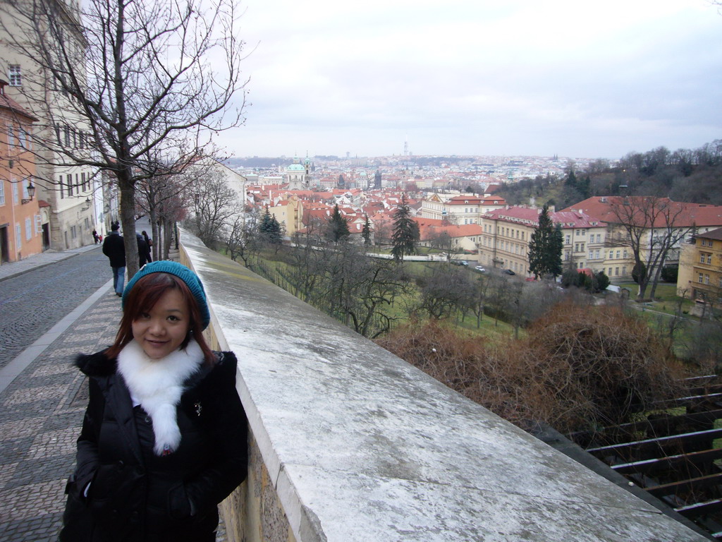 Miaomiao at Úvoz Street, with view on the city center