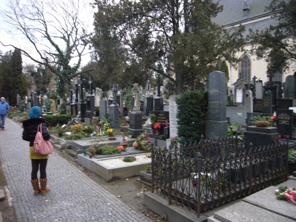 Miaomiao at the Vyehrad Cemetery