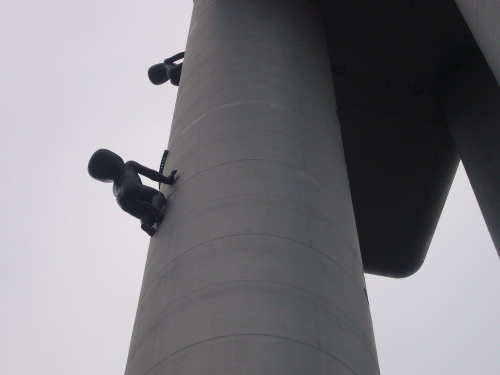 David Cerný crawling baby sculptures on the ikov Television Tower