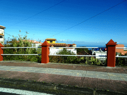 Houses at the south side of the town of El Tanque, viewed from the rental car on the Avenida Príncipes de España street