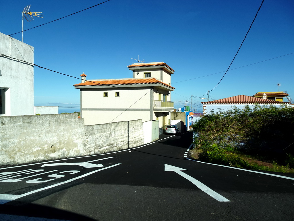 Houses at the south side of the town of El Tanque, viewed from the rental car on the Avenida Príncipes de España street