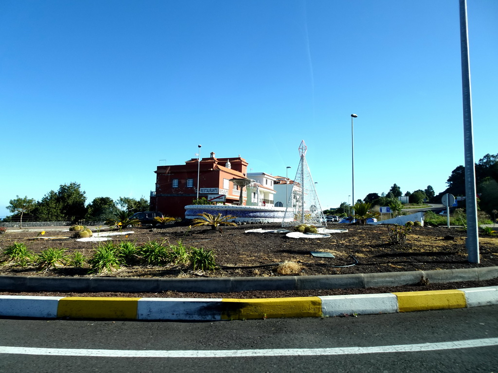 Roundabout at the east side of the town of El Tanque, viewed from the rental car