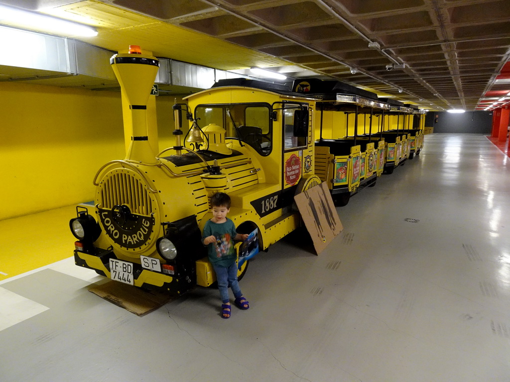 Max in front of the tourist train at the parking garage of the Loro Parque zoo