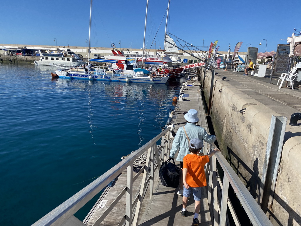 Miaomiao and Max walking to the Sagitarius Cat boat in the harbour