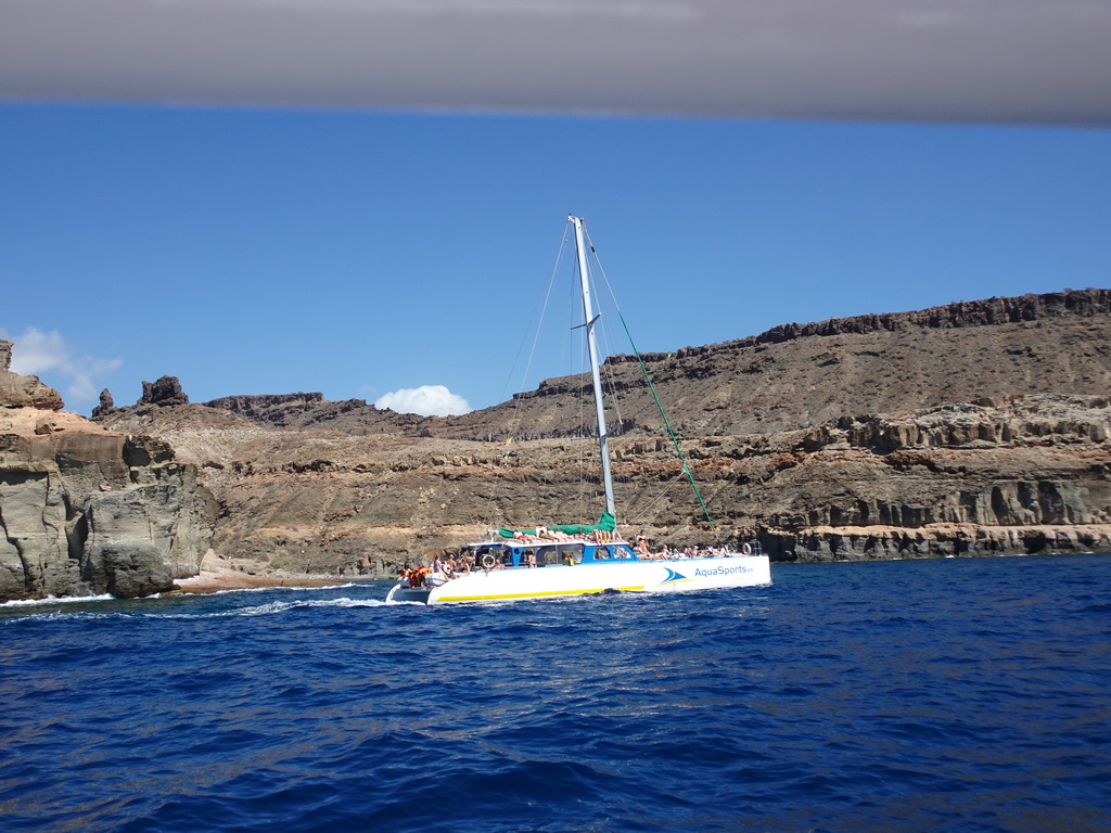 Boats in front of the southeastern Playa de Tiritaña beach, viewed from the Sagitarius Cat boat