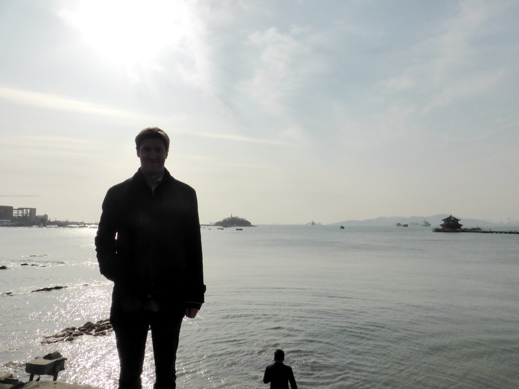Tim with the beach, Zhan Qiao pier, Xiao Qingdao island and Qingdao Bay
