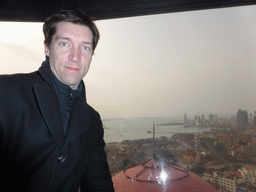 Tim at the rotating sightseeing tower at the Xinhaoshan Park, with a view on the city center with skyscrapers and the Qingdao Protestant Church, Qingdao Bay with the Zhan Qiao Pier and the skyscrapers and dome at the west side of the city