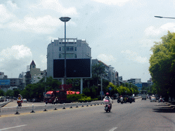 Crossing of Dongfeng Road and Aihua West Road, viewed from the car