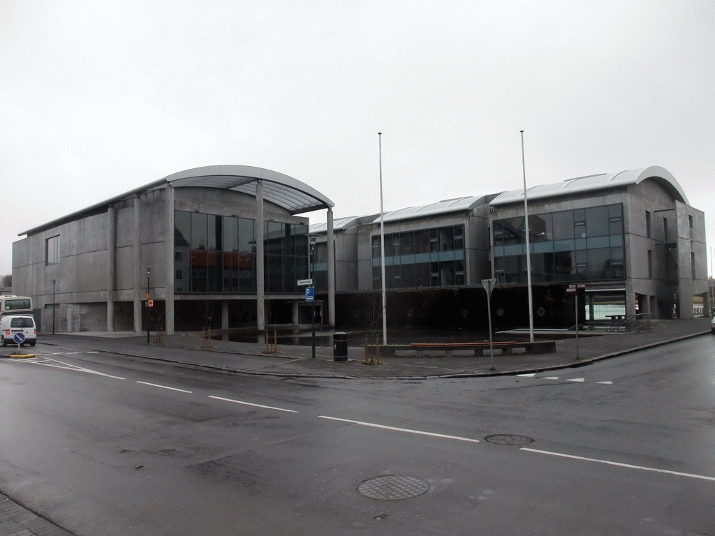 Crossing of the Tjarnargata street and the Vonarstræti street with the Reykjavik City Hall (Ráðhús Reykjavíkur)