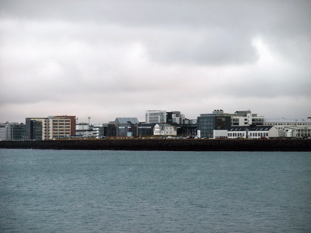 View on the Sæbraut street and the Höfði house from the Sculpture and Shore Walk