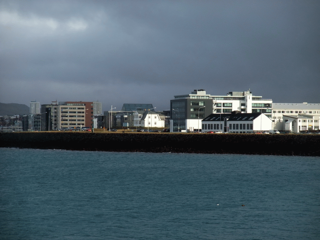 View on the Sæbraut street and the Höfði house from the Sculpture and Shore Walk