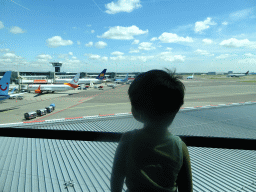 reykjavik_2_004 - 266 kb - 1024x768 - Max looking at airplanes at Schiphol Airport Max looking at airplanes at Schiphol Airport