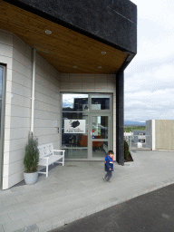 Max in front of the Icelandic Apartments at the Urðarhvarf street at Kópavogur