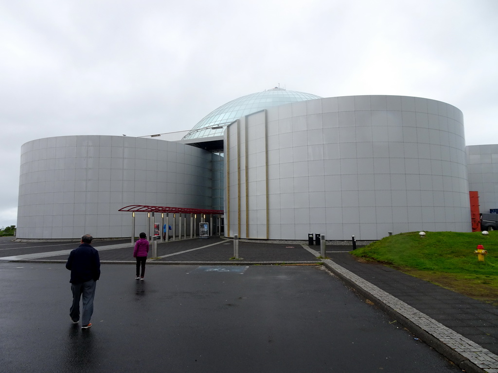 Miaomiao`s parents in front of the Perlan building at the Varmahlíð street