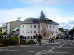 Miaomiao`s father at the back side of the statue of Leif Ericson at the Eriksgata street