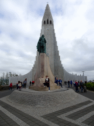 Miaomiao in front of the statue of Leif Ericson at the Eriksgata street and the front of the Hallgrímskirkja church