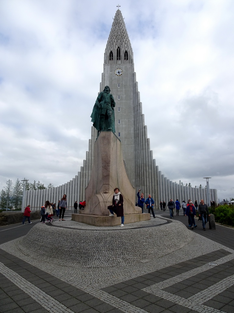 Miaomiao in front of the statue of Leif Ericson at the Eriksgata street and the front of the Hallgrímskirkja church