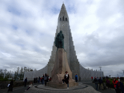 Miaomiao in front of the statue of Leif Ericson at the Eriksgata street and the front of the Hallgrímskirkja church