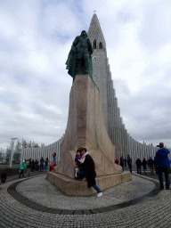 Miaomiao and Max in front of the statue of Leif Ericson at the Eriksgata street and the front of the Hallgrímskirkja church