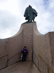 Max at the back side of the statue of Leif Ericson at the Eriksgata street