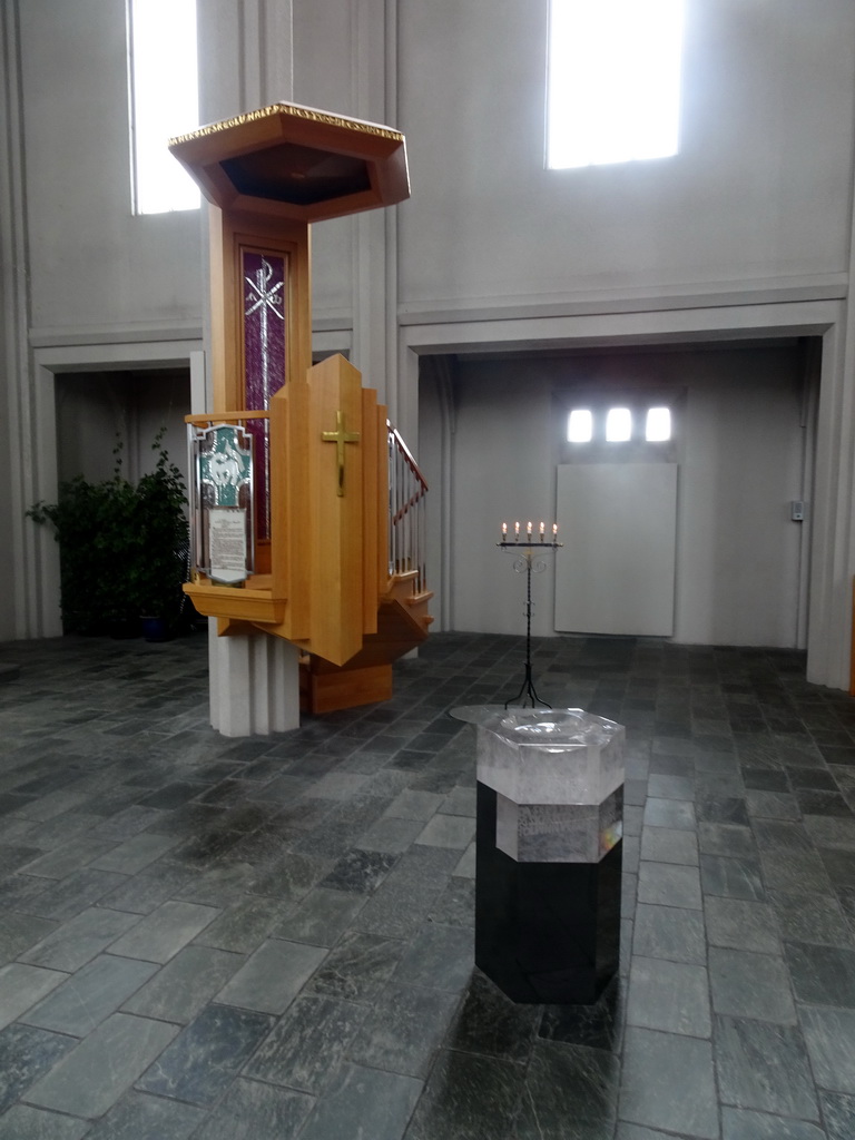 Column and pulpit at the Hallgrímskirkja church