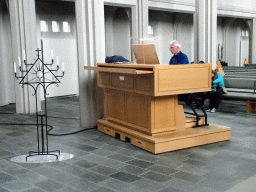 Man playing the organ in the Hallgrímskirkja church