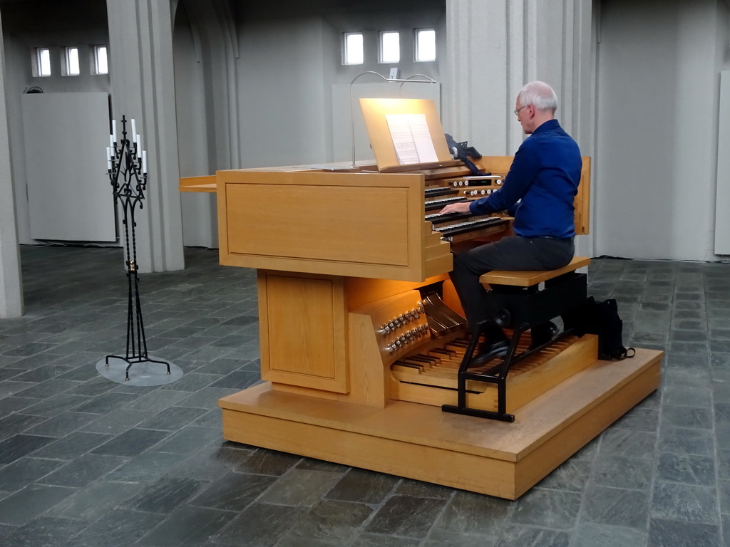 Man playing the organ in the Hallgrímskirkja church