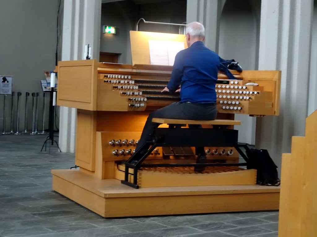 Man playing the organ in the Hallgrímskirkja church