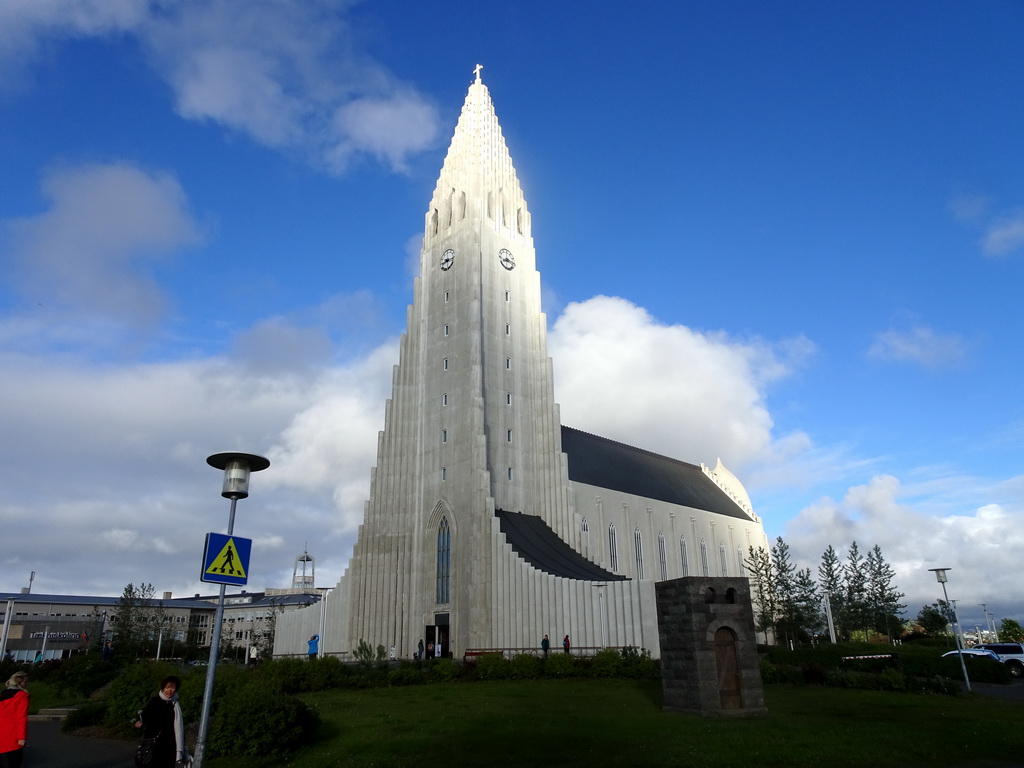 Miaomiao at the west side of the Hallgrímskirkja church