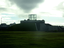 Pavilion at the Göngustígur path and the Seltjarnarneskirkja church, viewed from the rental car on the Eiðsgrandi street