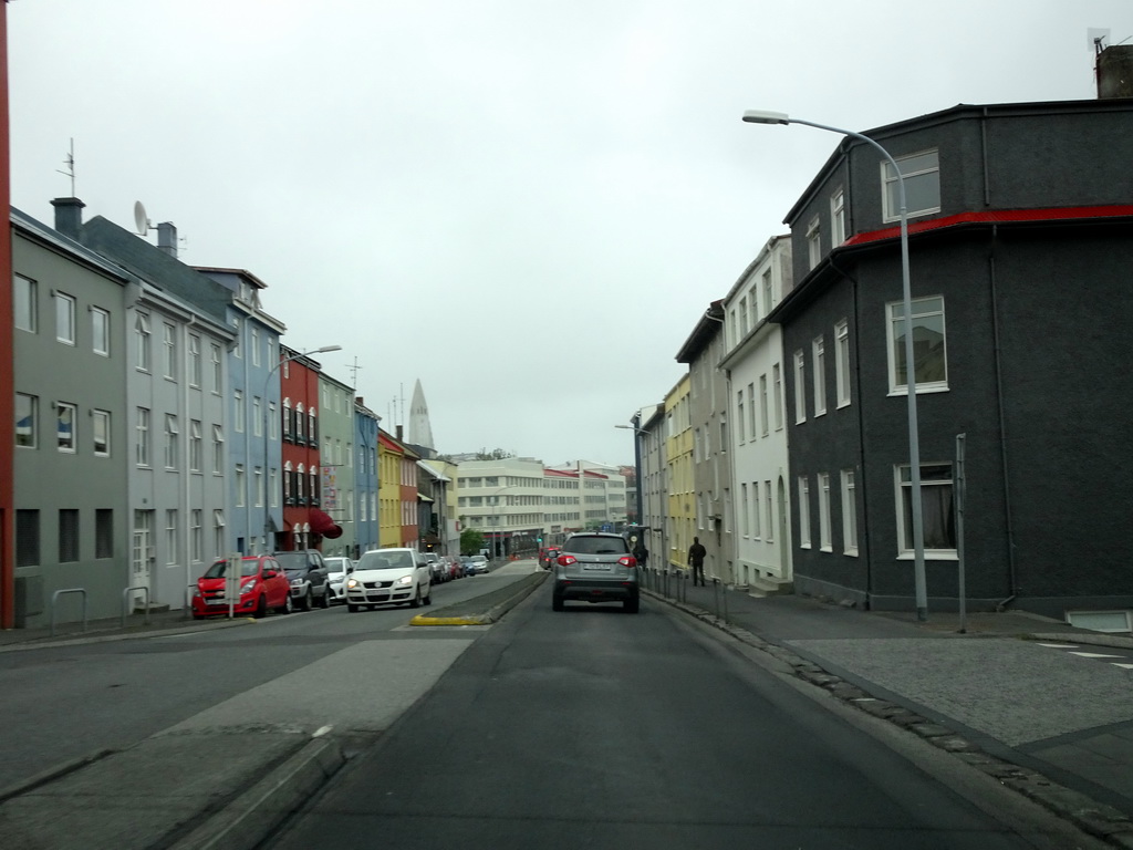 The Frakkastígur street and the Hallgrímskirkja church, viewed from the rental car