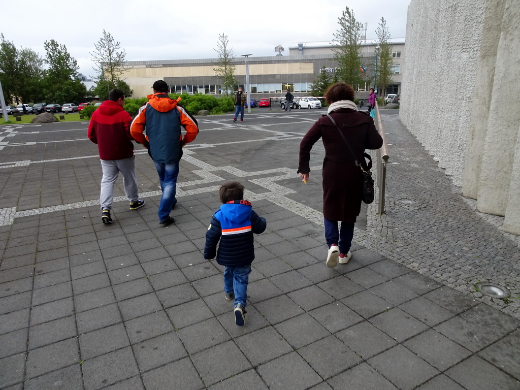 Miaomiao, Max and Miaomiao`s mother in front of the Hallgrímskirkja church