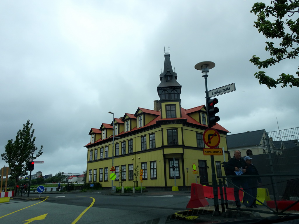 Building at the crossing of the Vonarstræti and Lækjargata streets, viewed from the rental car