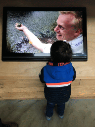 Max at a screen at the Visitor Center Veluwezoom