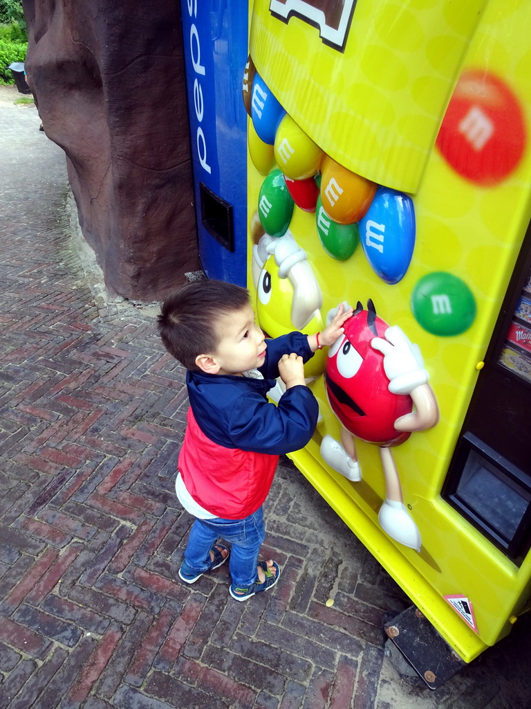 Max with a candy machine at the Ouwehands Dierenpark zoo