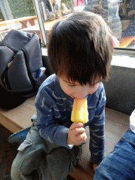 Max having an ice cream at the RavotAapia building at the Ouwehands Dierenpark zoo