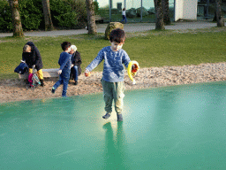 Max with a toy snake and a toy clownfish on the trampoline at the Ouwehands Dierenpark zoo