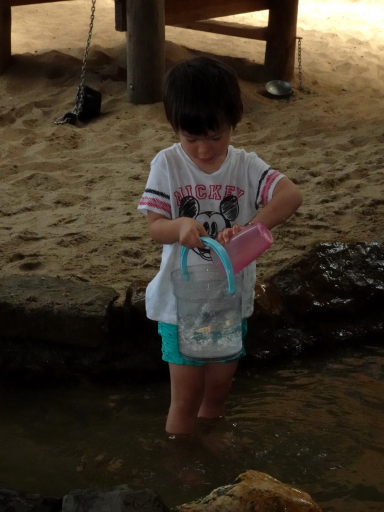 Max playing with water in a stream at the RavotAapia building at the Ouwehands Dierenpark zoo