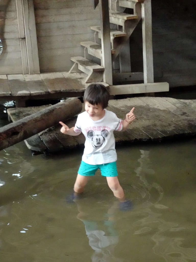 Max playing in the water at the RavotAapia building at the Ouwehands Dierenpark zoo