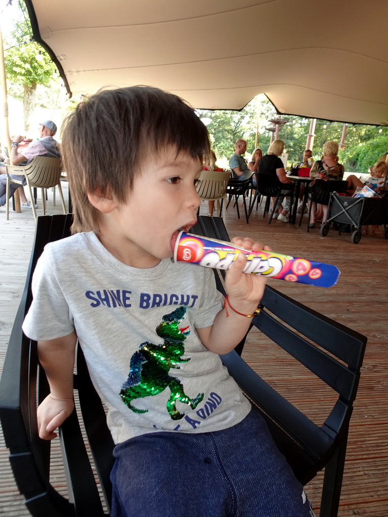 Max with an ice cream at the Maki Lounge at the Ouwehands Dierenpark zoo