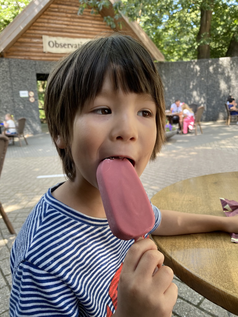 Max having an ice cream at the terrace of the Iglo restaurant at the Ouwehands Dierenpark zoo