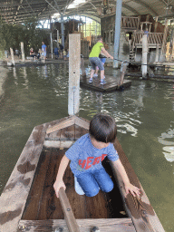 rhenen_4_126 - 378 kb - 768x1024 - Max on a boat at the RavotAapia building at the Ouwehands Dierenpark zoo Max on a boat at the RavotAapia building at the Ouwehands Dierenpark zoo