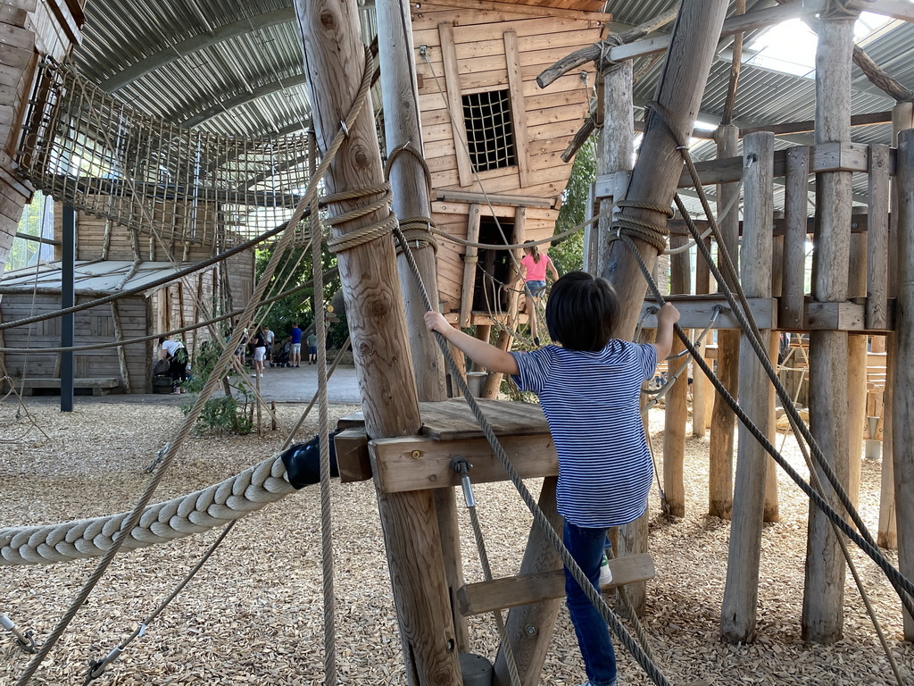 Max on a rope bridge at the RavotAapia building at the Ouwehands Dierenpark zoo