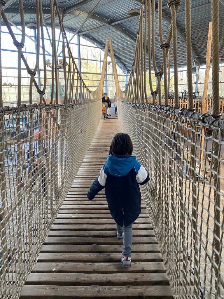 Max on a wire bridge at the RavotAapia building at the Ouwehands Dierenpark zoo