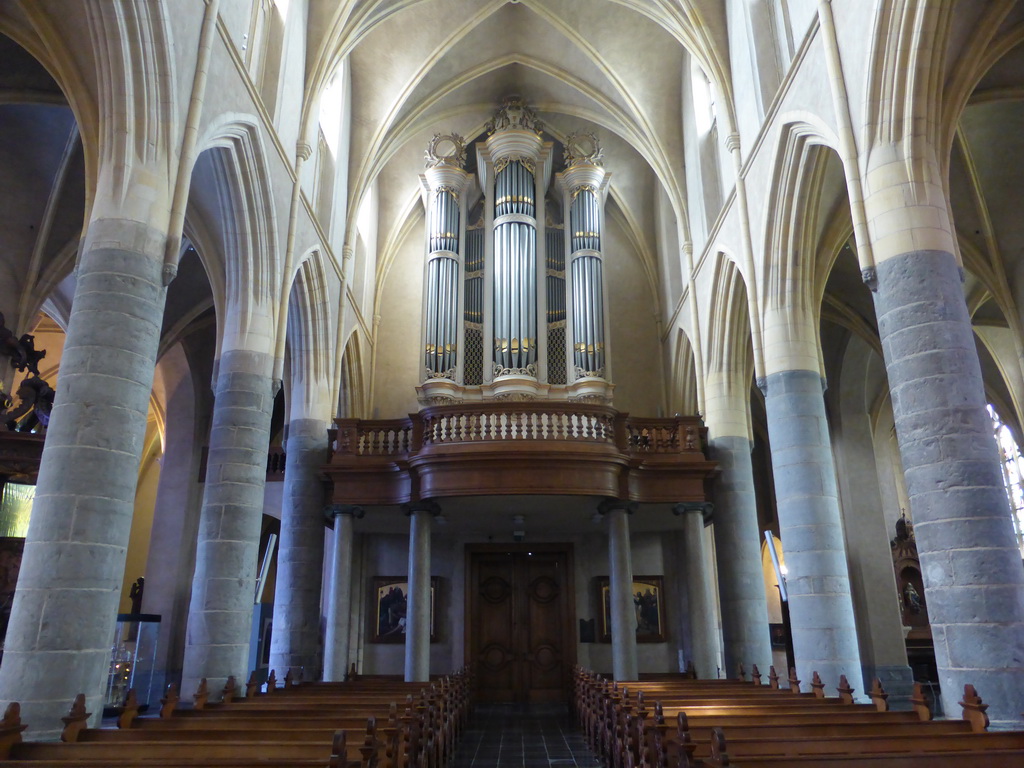 Nave and organ of the Saint Christopher Cathedral