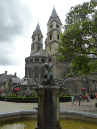 Fountain and the Munsterkerk church at the northeast side of the Munsterplein square