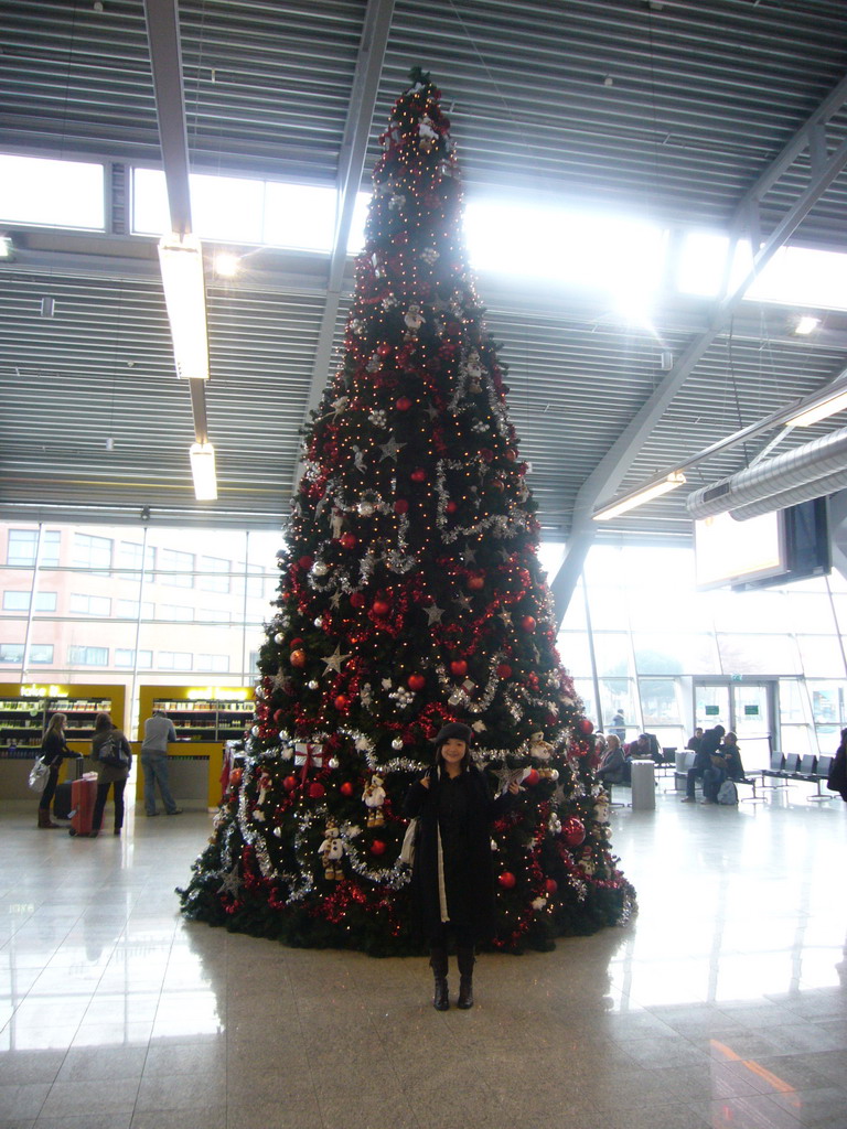 Miaomiao at the christmas tree in Eindhoven Airport