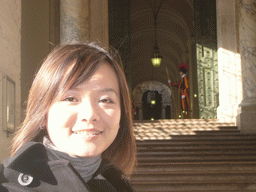 Miaomiao and a Papal Swiss Guard at one of the entrances of the Vatican